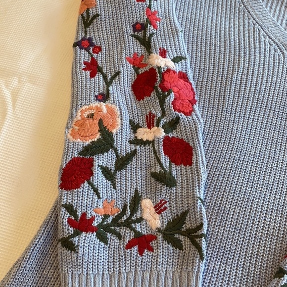 American Eagle Light Blue Woman’s Embroidered Sweater Size XS - Picture 7 of 12